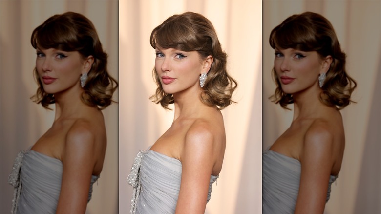 Taylor Swift posing