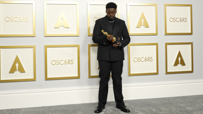 Daniel Kaluuya holding his Oscar 