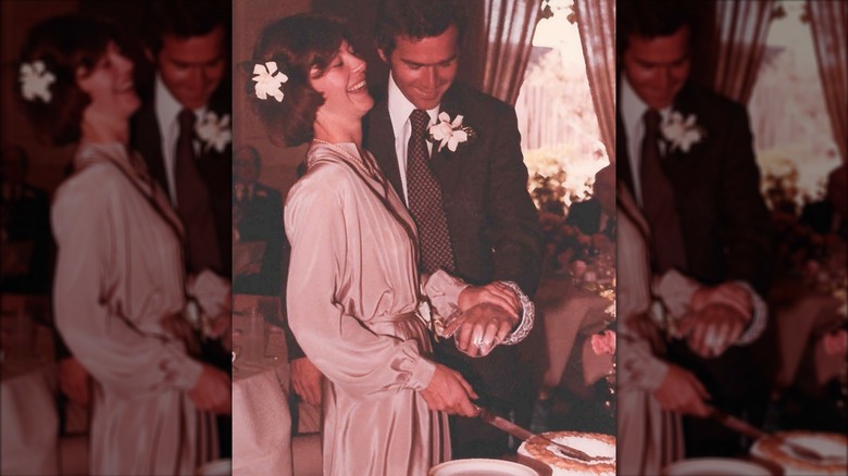 Laura and George W. Bush cutting their wedding cake.