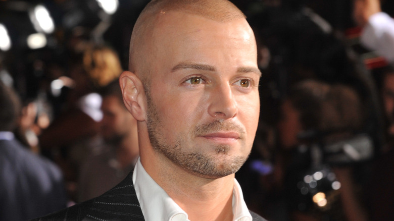 Joey Lawrence cleanly shaven at formal affair