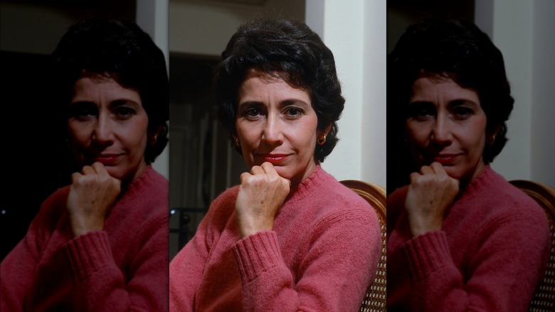 Journalist Liz Trotta posing with hand on her chin
