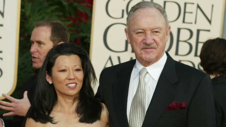 Betsy Arakawa and Gene Hackman posing on red carpet