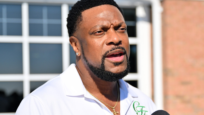 Chris Tucker chatting to a reporter 