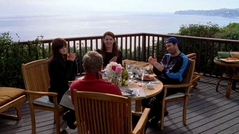 Rory (Alexis Bledel), Lorelai (Lauren Graham), Logan (Matt Czuchry), and Luke (Scott Patterson) have dinner in "A Vineyard Valentine"