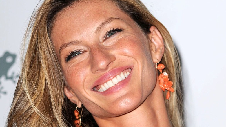 Gisele Bündchen pink lip smiling