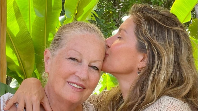 Gisele Bündchen kissing her mother Vania