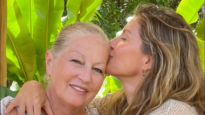 Gisele Bündchen kissing her mother Vania