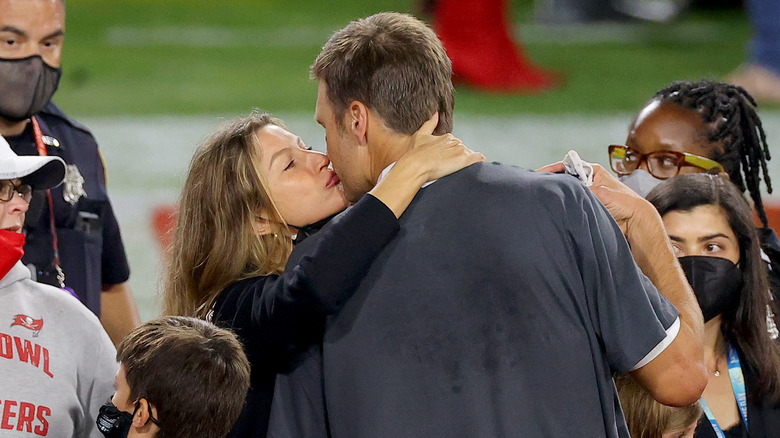 Gisele Bündschen and Tom Brady kissing