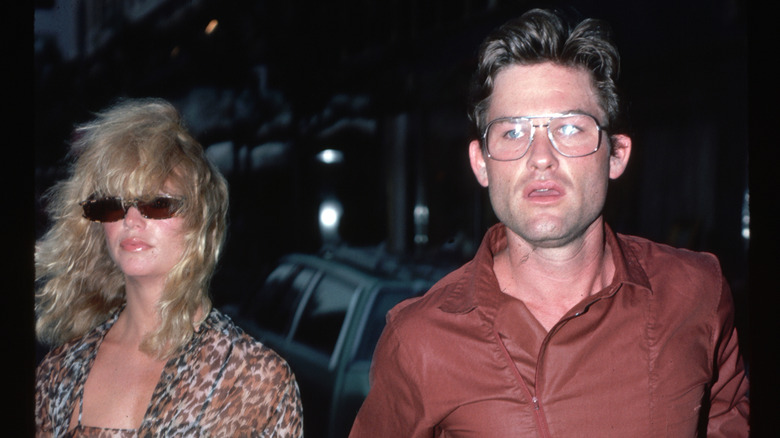 Kurt Russell and Goldie Hawn walk together in the '80s