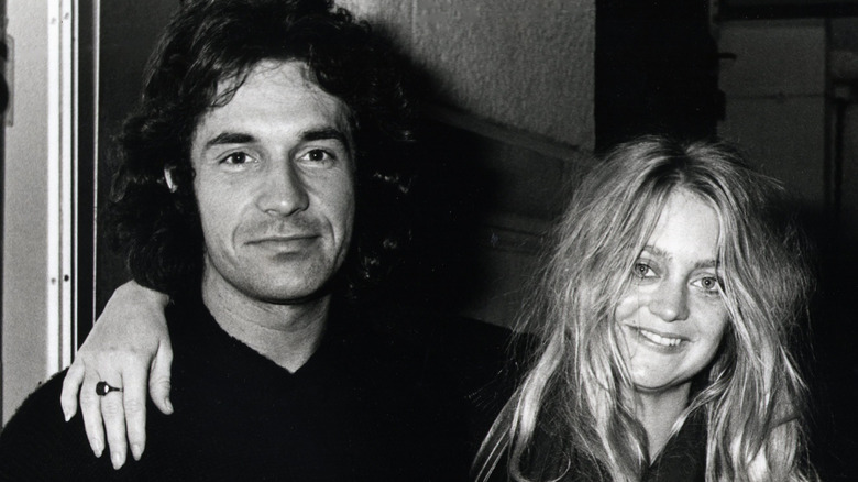 Bill Hudson and Goldie Hawn posing for cameras