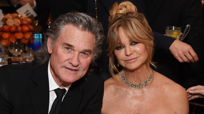 Kurt Russell and Goldie Hawn seated at the 2017 Golden Globes