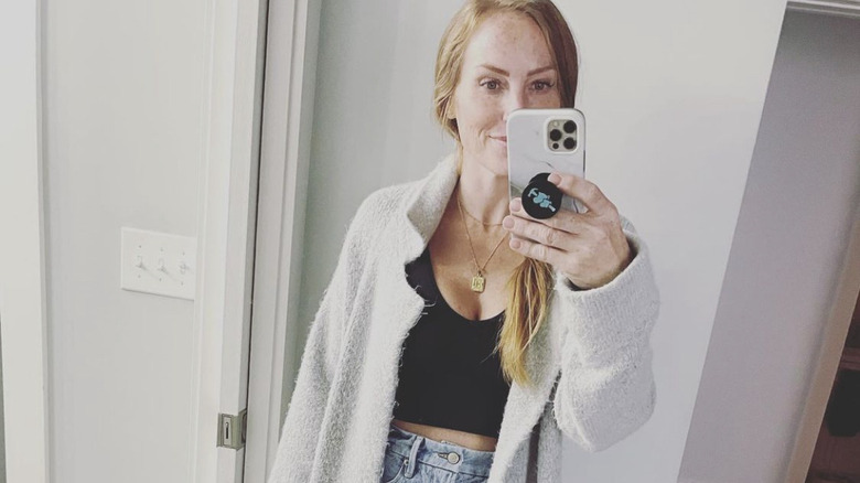Mina Starsiak Hawk posing for mirror selfie