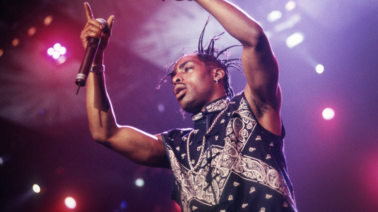 Coolio pointing at the audience while on stage