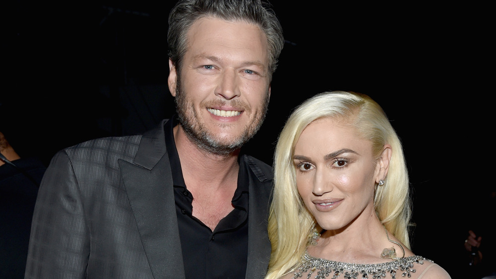Blake Shelton and Gwen Stefani posing