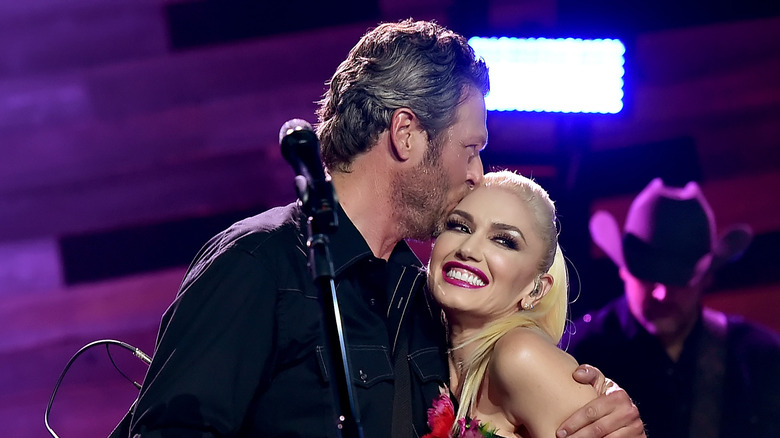 Blake Shelton kissing Gwen Stefani during 2015 performance
