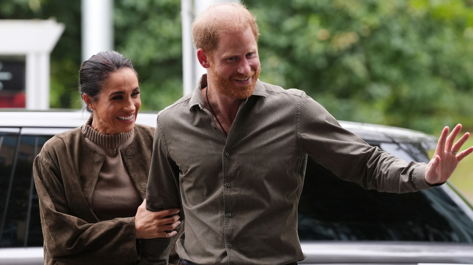 Harry & Meghan's Multi-Bed Jet Ride To The UK Reportedly Cost Some Serious Coin