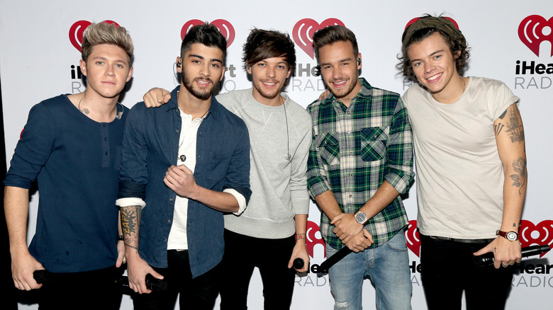 Harry Styles poses with One Direction
