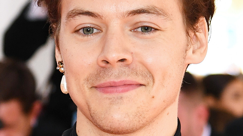 Harry Styles smile in pearl earring