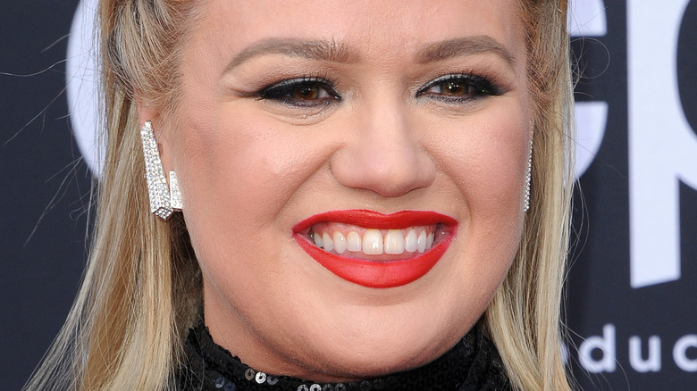 Kelly Clarkson on the red carpet