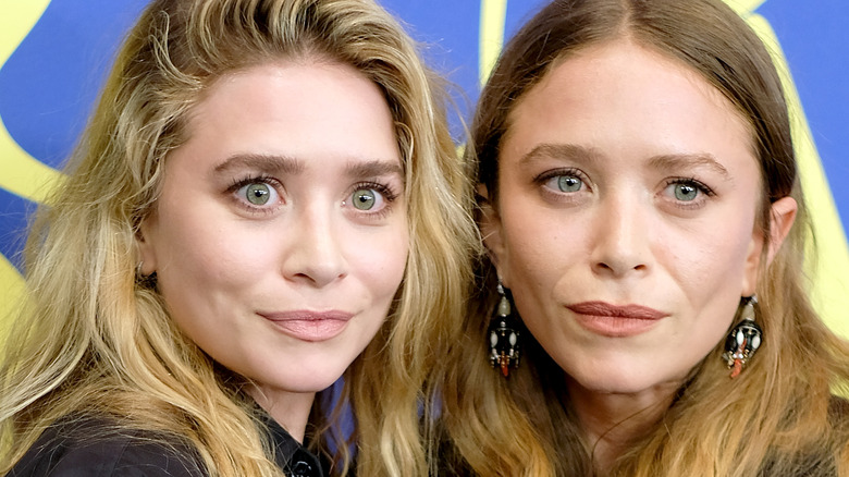 Ashley and Mary-Kate Olsen posing