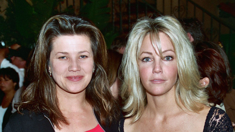 Daphne Zuniga and Heather Locklear pose in 1995