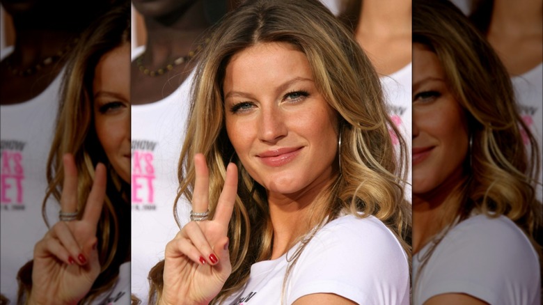 Gisele Bundchen peace sign