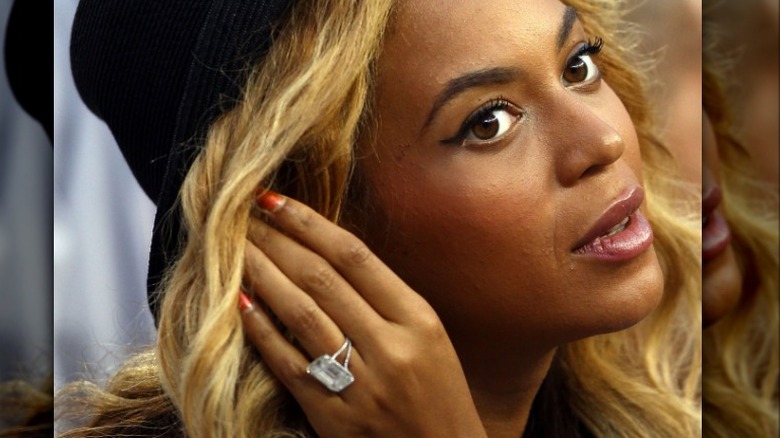 Beyoncé flashing huge diamond engagement ring