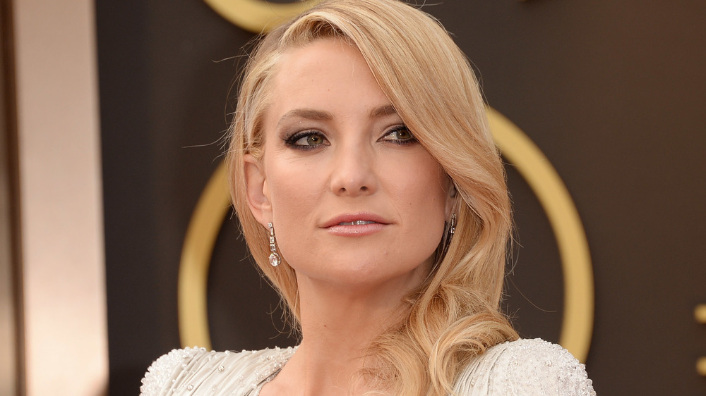 Kate Hudson gives a seductive look on the red carpet