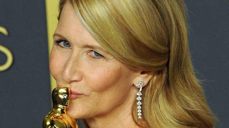 Laura Dern kissing her Oscar award