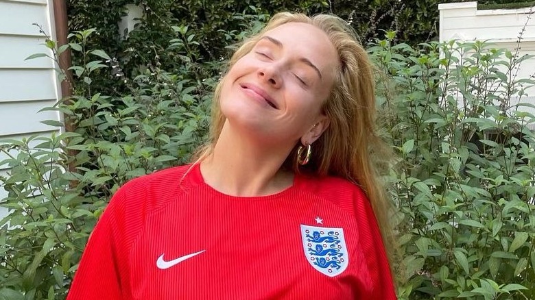 Adele smiling no makeup