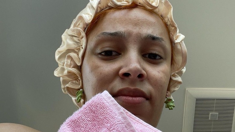 Doja Cat with bare face holding towel