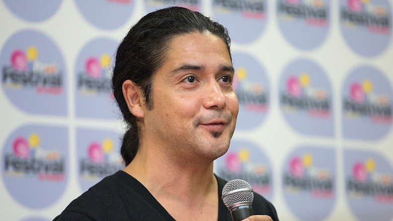 Chris Pérez at event, speaking to crowd