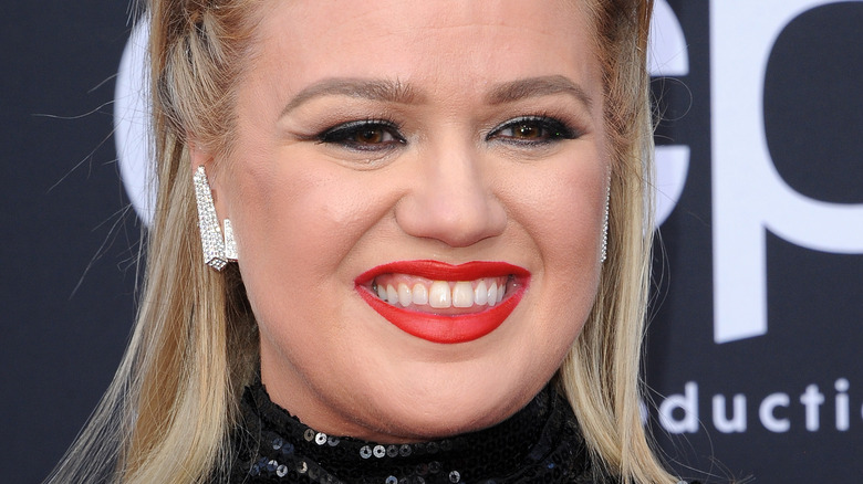 Kelly Clarkson red lipstick