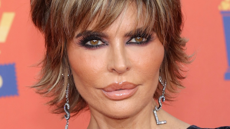 Lisa Rinna posing at a 2022 award show