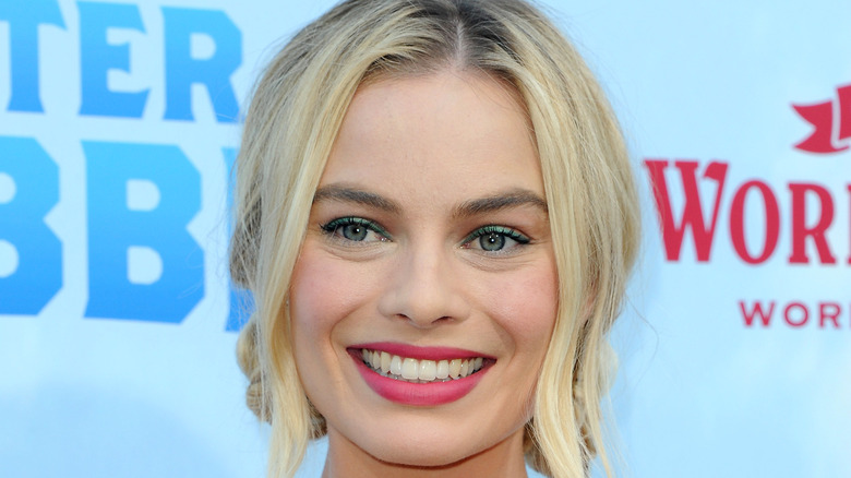 Margot Robbie pink lipstick