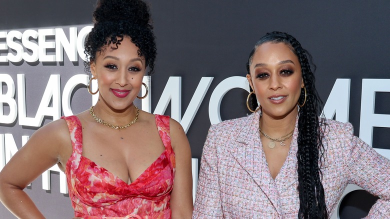 Tamera Mowry and Tia Mowry posing