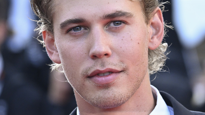 A closeup of Austin Butler