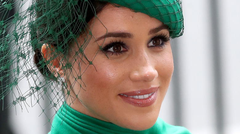 Meghan Markle wearing a green fascinator