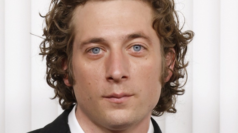 Jeremy Allen White posing on the red carpet