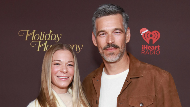 LeAnn Rimes and Eddie Cibrian smiling