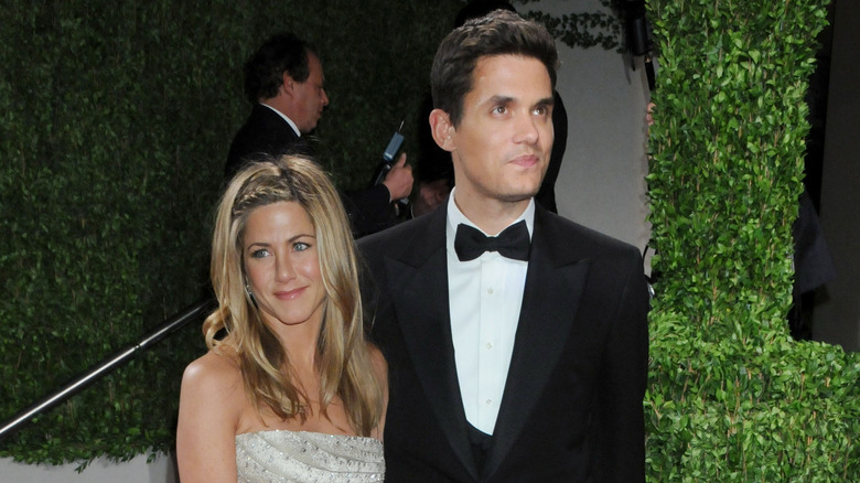 Jennifer Aniston, John Mayer posing
