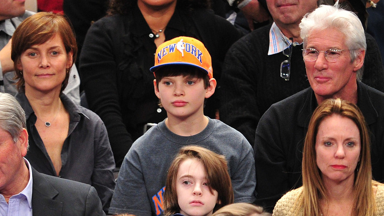 Carey Lowell, Homer and Richard Gere at Chicago Bulls VS New York Knicks at Madison Square Garden