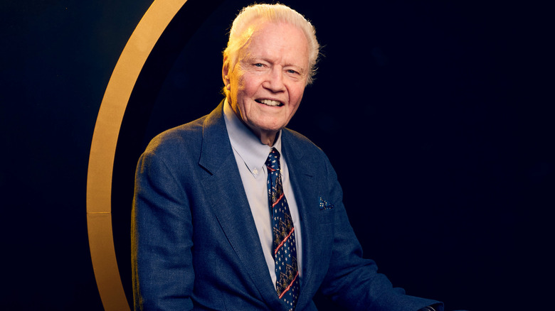 Jon Voight posing at the premiere of 