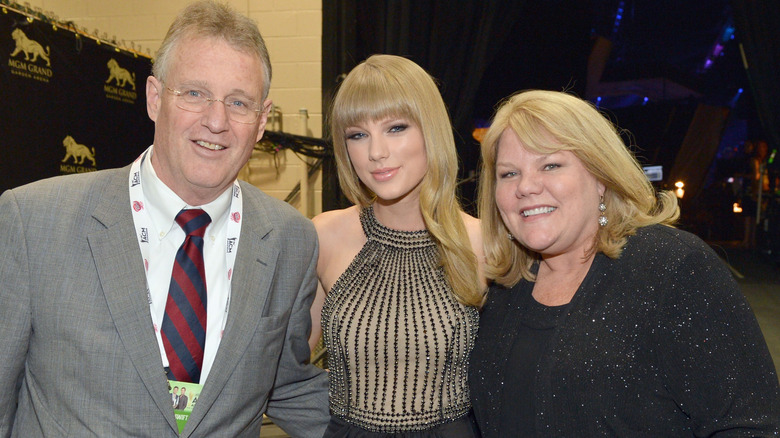 Taylor Swift posing with her parents