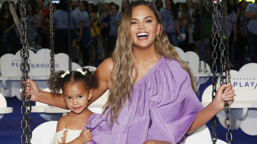 Luna Stevens & Chrissy Teigen