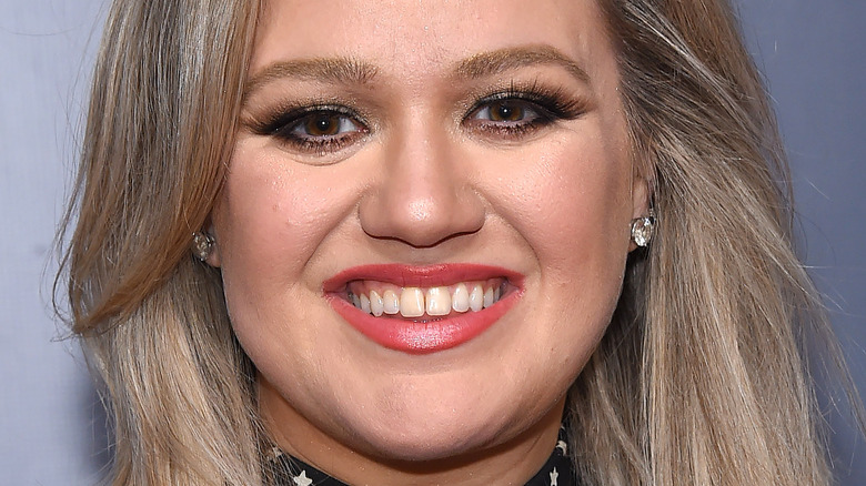 Kelly Clarkson on the red carpet donning rose lipstick