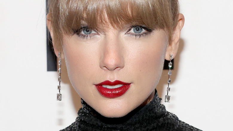 Taylor Swift red lipstick