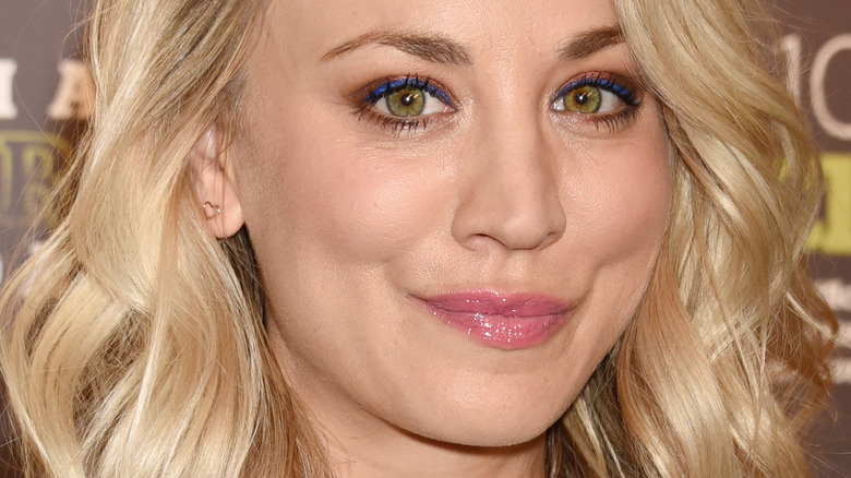 Kaley Cuoco blue eyeliner