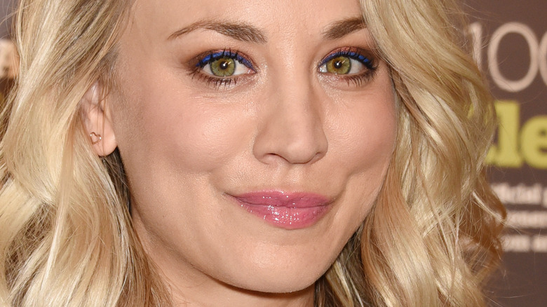 Kaley Cuoco blue eyeliner