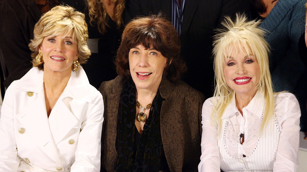 Jane Fonda sitting with Lily Tomlin and Dolly Parton 